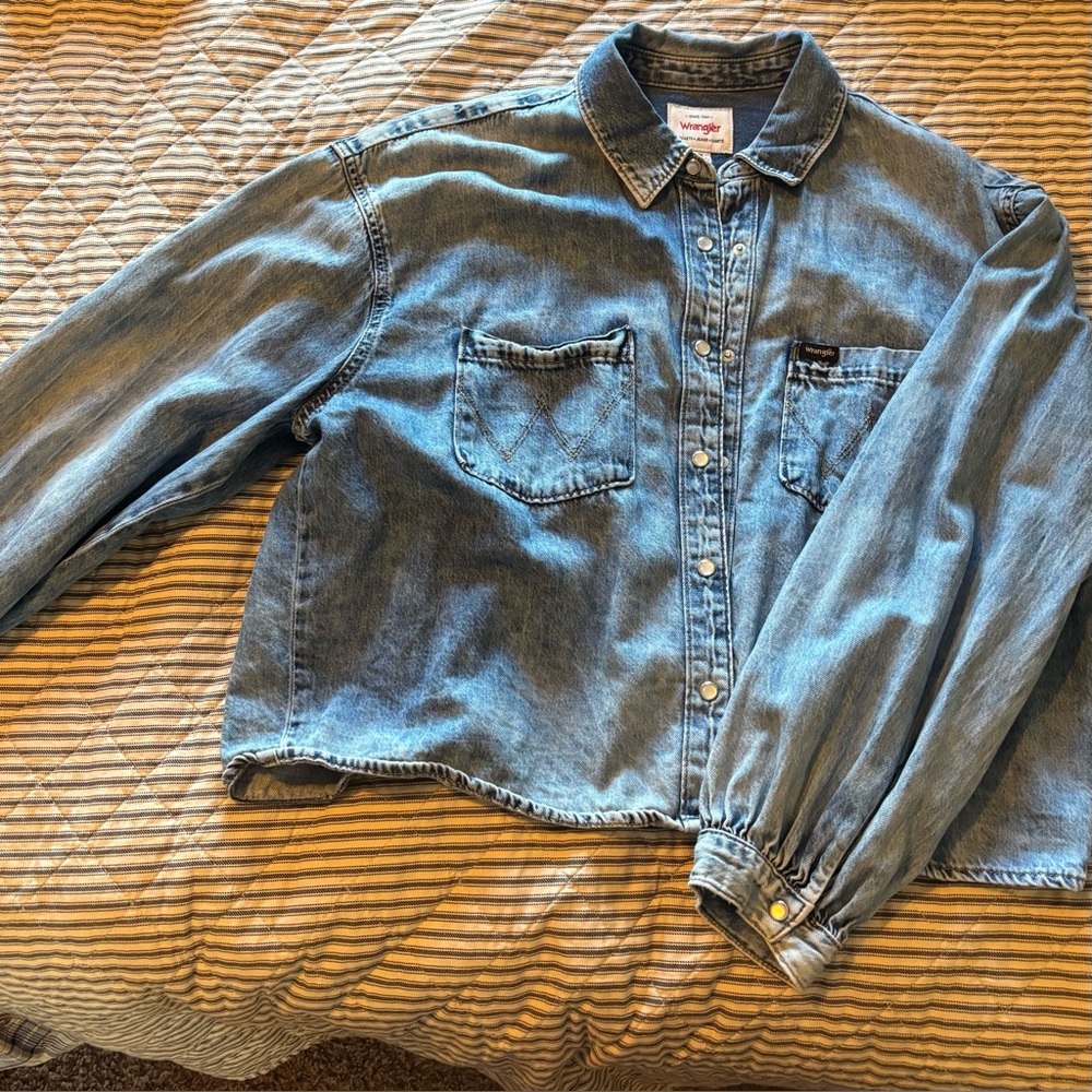 Wrangler crop fit pearl snap